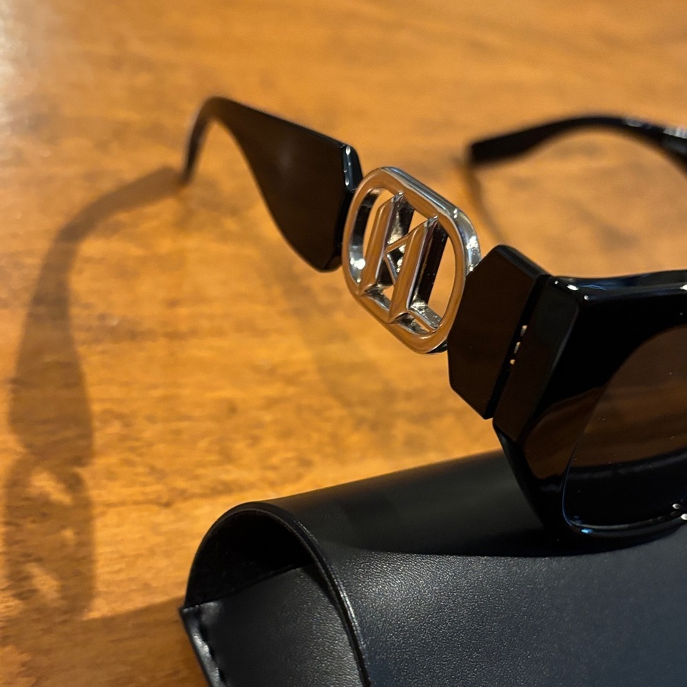 New in case Karl Lagerfeld Black Sunglasses - Picture 2 of 6